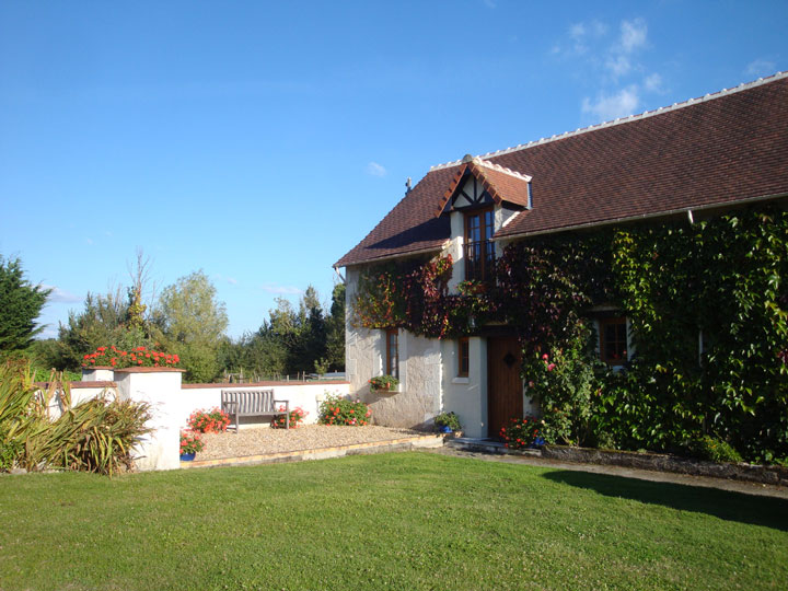 La Laiterie gite in the Loire Valley, fully equipped, very spacious, tastefully renovated, with a heated pool and big outdoor spaces to relax